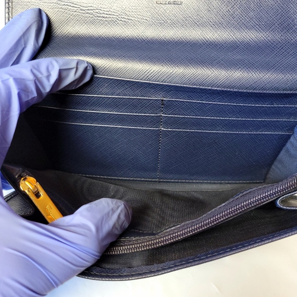 Salvatore Ferragamo Gancini Leather Flap Wallet - Picture 6 of 10